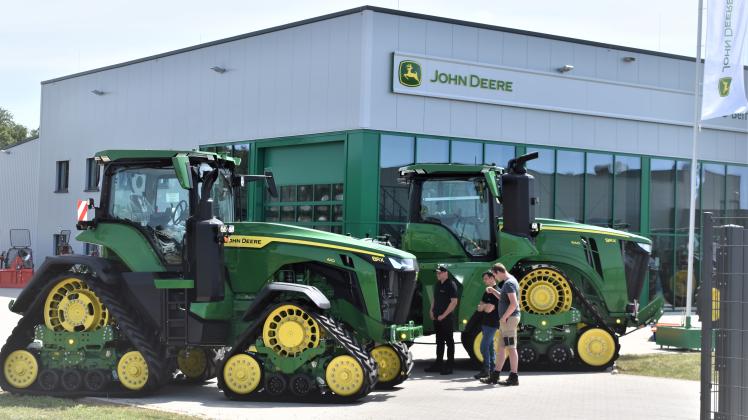 Zur Eröffnung der neuen Niederlassung der Firma LVD Krone im Industriepark Göhrener Tannen nehmen Besucher die großen Traktoren der Marke John Deere unter die Lupe, die durch Kettenantrieb geringen Bodendruck ausüben 