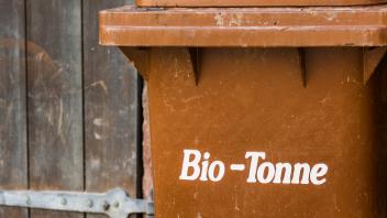 brown trashcan with the german inscription: ""bio-tonne"", trashcan for organic waste, stuttgart, baden-wuerttemberg, germany. (edpics)