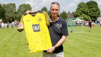 Torsten Schulz, Vorsitzender des Vereins Team DoppelPASS, freut sich wieder über die Tombola. Im Vorjahr ist ein BVB-Trikot mit der Unterschrift von Erling Haaland für 600 Euro versteigert worden.