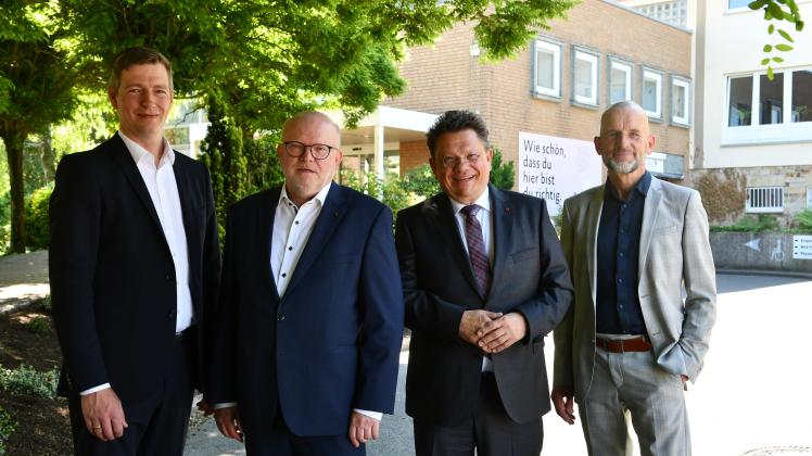 Den niedersächsischen Gesundheitsminister Andreas Philippi (Dritter von links) begrüßten Verwaltungsdirektor Christian Nacke (von links), sowie die Geschäftsführer Werner Lullmann und Bernd Runde.