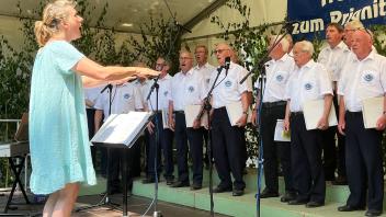Der Männergesangsverein „Amicitia“ gab nach der Eröffnung des 31. Prignitzer Sängertreffens sein Können zum Besten.