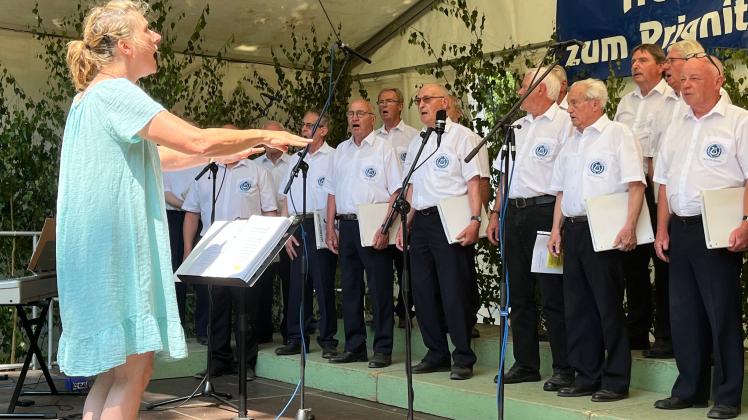 Der Männergesangsverein „Amicitia“ gab nach der Eröffnung des 31. Prignitzer Sängertreffens sein Können zum Besten.
