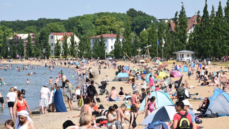 Der Zippendorfer Strand war am Samstag dank sommerlicher Temperaturen gut besucht.