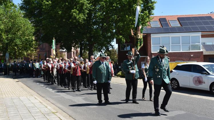 Im Gleichschritt wird vier Mal marschiert. Erst dann sind alle Vereine auf der Wiese angekommen, wo der Auftakt des Schützenfestes stattfindet.