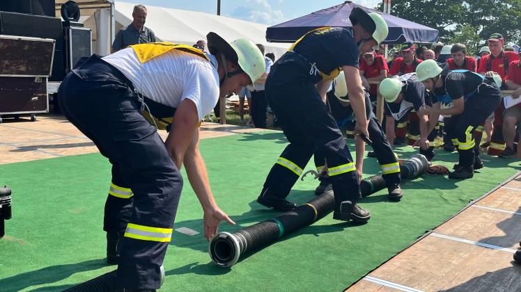 Der Kuppel-Capp ist eine neue Disziplin für die Kamderaden beim Feuerwehrausscheid in Groß Warnow. 