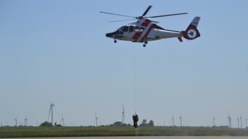 Absage wegen Unwetter-Warnungen: Besatzungen der Hubschrauber von Northern Helicopter sollten über Pellworm das Winschen und die Kooperation mit den Hilfsorganisationen am Boden üben. 