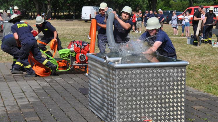 Teamarbeit und Schnelligkeit musste die Wettkampftruppe der Freiwilligen Feuerwehr Wöbbelin-Dreenkrögen beim „Löschangriff nass“ beweisen. 