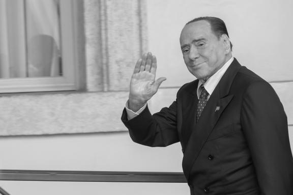 Politiker Silvio Berlusconi (12. Juni): Berlusconi wurde am 29. September 1936 geboren, war zunächst Geschäftsmann und stand seit 1994 insgesamt vier Regierungen in Italien als Ministerpräsident vor. Er bestimmte die Geschicke des Landes mehr als zwei Jahrzehnte mit und war zeitlebens umstritten, wurde aber von vielen auch bewundert. Regierungsbildung in Italien