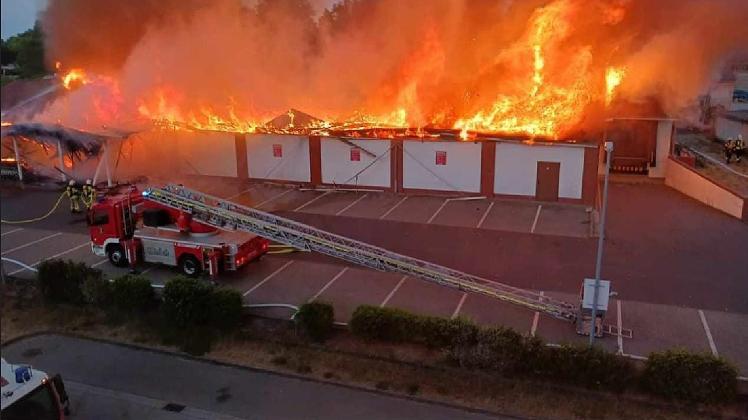 Großbrand in Laage ausgebrochen: Norma-Supermarkt lichterloh in Flammen – Feuerwehren bekämpfen meterhohe Flammen – Brandursache noch unklar