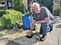 Wie trocken ist der Boden? Kleingärtner Klaus Langmaack aus der Gartengemeinschaft West in Neumünster prüft die Erde unter dem schützenden Rasenschnitt. Er kennt wertvolle Tricks, um die Trockenheit in den Griff zu bekommen.