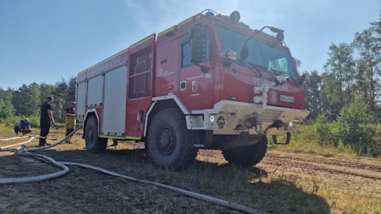 Auch die Feuerwehr Neukloster ist mit einem speziellen Tanklöschfahrzeug im Einsatz.