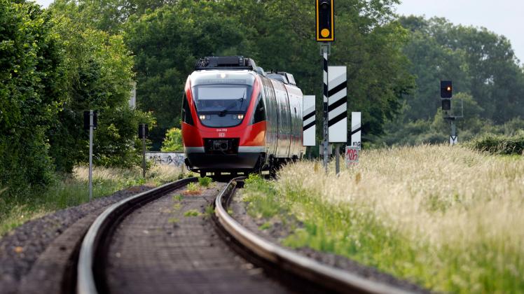 Eine Regionalbahn auf einem Feld bei Bergheim. Für u.a. alle S-Bahn-Strecken und Regionalbahnen der DB gilt das viel bes
