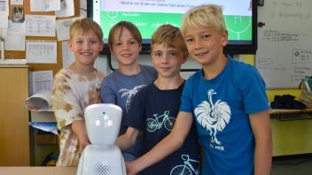 Der Avatar, den Bosse von zu Hause steuert, kann sich selbst bewegen und wenn das nicht klappt, helfen seine Freunde und Mitschüler (v.l.) Jan, Jonas, Luca und Laurin.