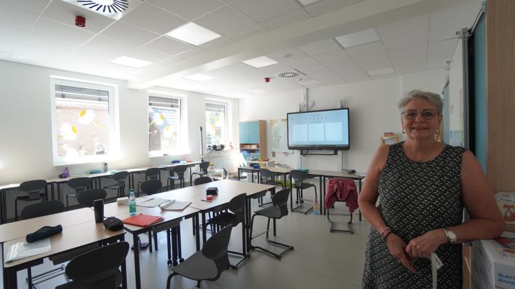 Im Erdgeschoss ist ein komplett neuer Klassenraum entstanden, wie Schulleiterin Karin Kassens zeigt. 