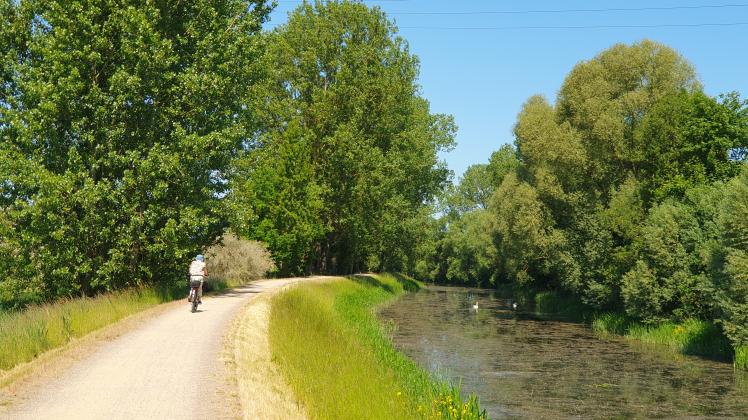 Am Kanal entlang radelt es sich sehr entspannt.
