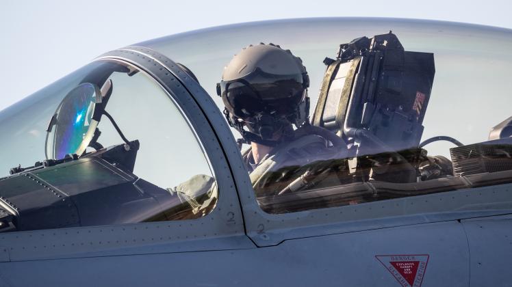 Eurofighter-Pilot mit HEA-Helm im Cockpit.