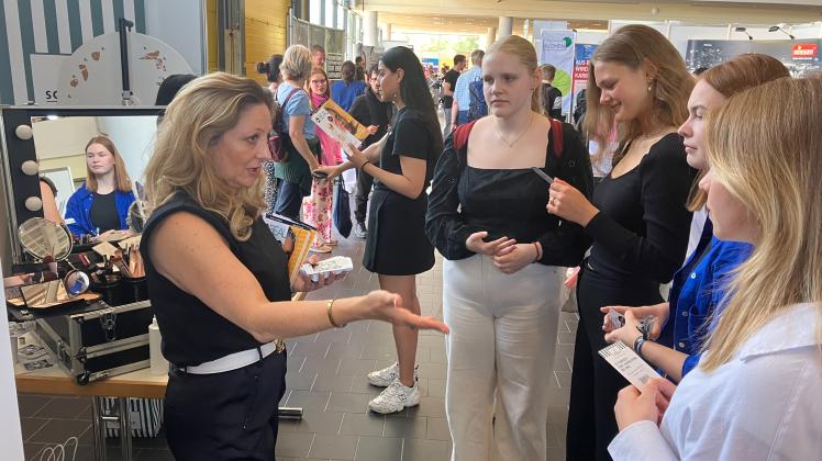 Jugendliche informieren sich auf der Jobmesse Vocatium in Husum
