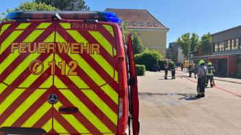 Die Feuerwehr rückte mit mehreren Fahrzeugen zur Gemeinschaftsschule Nord in der Brinckmannstraße aus.