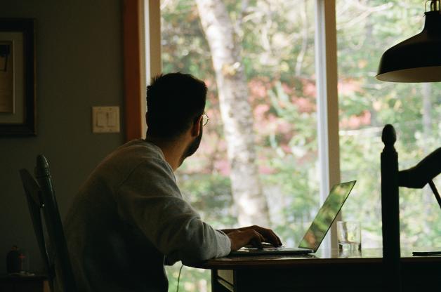 Ob Homeoffice, ein hybrider Arbeitsort oder das Büro - es sind andere Faktoren, die Zufriedenheit bei der Arbeit auslösen. Ob Homeoffice, ein hybrider Arbeitsort oder das Büro - es sind andere Faktoren, die Zufriedenheit bei der Arbeit auslösen.