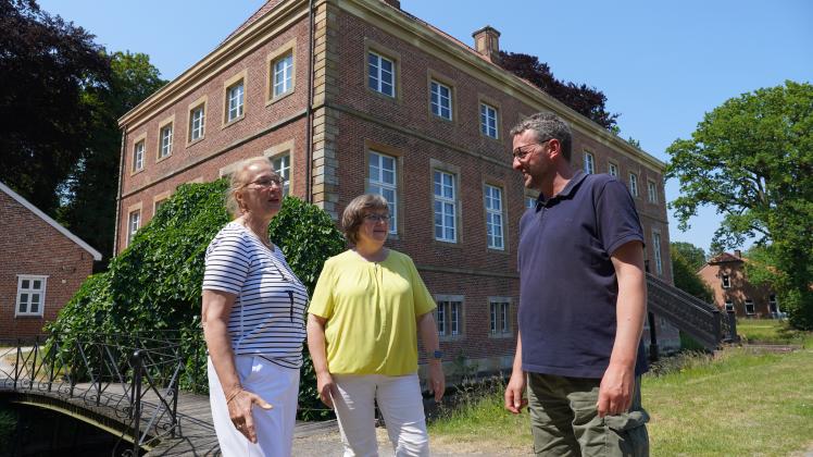In Sorge um die nachhaltige Pflege von Gut Altenkamp in Aschendorf sind Carola Seelis (l.), Marion Terhalle und Stefan Eiken.
