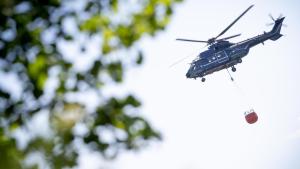 Für den Löscheinsatz bei Lübtheen ist am Dienstag ein Polizeihubschrauber im Einsatz. 
