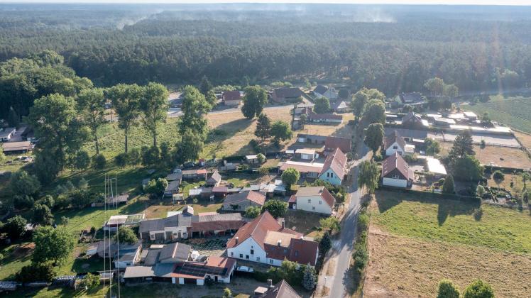 Waldbrand Lübtheen: Am 3. Tag scheint die Lage unter Kontrolle, haben sich die Feuer nicht  ausgebreitet, halten die Schneisen den Lauf. der Flammen auf. Der Ort Volzrade ist seit Montag evakuiert und soll nach Entscheidung der Einsatzleitung womglich am Mittwoch wieder freigegeben werden. 14. 06.2023 Foto Volker Bohlmann