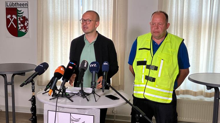 Landrat Stefan Sternberg (links) informiert über die aktuelle Situation.