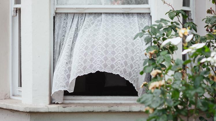 Viele Menschen halten im Sommer ihre Fenster auf, um für frische Luft bei der Hitze zu sorgen. Doch genau diese Taktik ist falsch, die Fenster sollten nachts offen stehen. 