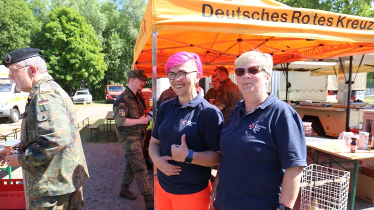 Einsatzhelferinnen vom DRK-Versorgungszug an der Hagenower Einsatzleitstelle. Einiges an Verpflegung kam auch von Sponsoren.