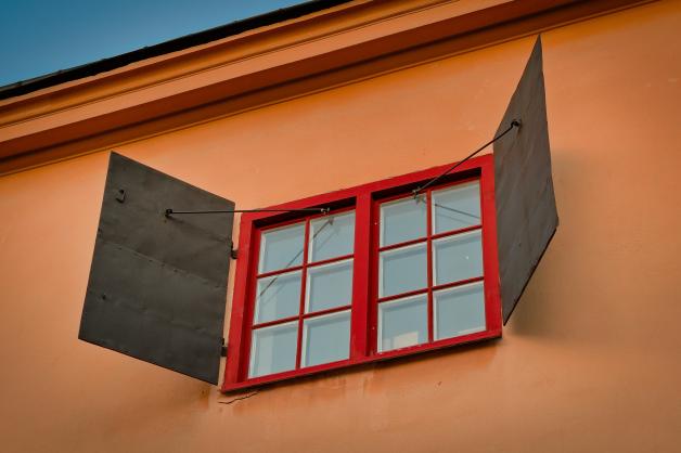 Fensterläden und Jalousien können zusätzlich dafür sorgen, die Räume kühl zu halten.