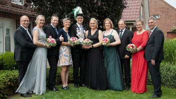 Der neue Thron (v.l.) : Michael und Veronika Rhode als Adjutantenpaar, Stephan und Bernadette Raming, das Königspaar Matthias und Dagmar Sur, Mariette und Martin Herbers sowie Hildegard und Werner Bruns.