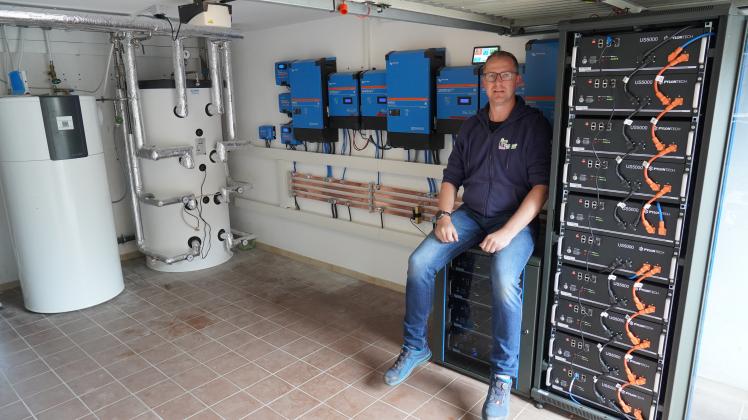 Eine Garage voller Technik: Uwe Horstmann aus Haselünne will energieautark leben. Er hat einen großen Batteriespeicher gekauft (rechts). In der Mitte sind die Wechselrichter der PV-Anlage zu sehen, links der Warmwasserspeicher und der Wärmepuffer der Wärmepumpen-Heizung.