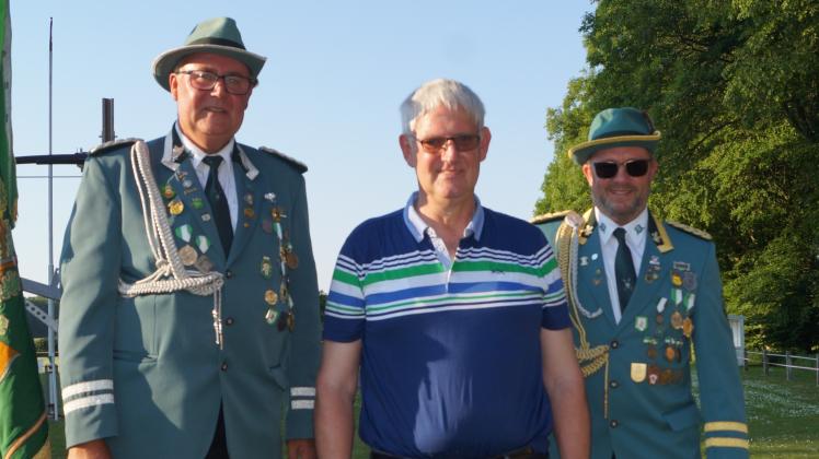 Kaiser Wilhelm Holtmann wurde von Kommandeur Friedhelm Suhl (links) und Oberst Michael Elmerhaus geehrt. 