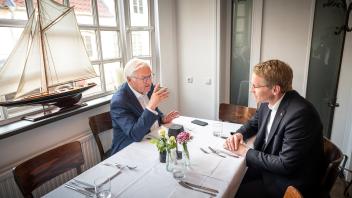 Bundespräsident Frank-Walter Steinmeier und Ministerpräsident Daniel Günther: Das Staatsoberhaupt und der Regierungschef trafen sich in Eckernförde zum Fischessen.