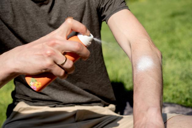 Beim Auftragen von Sonnencreme als UV-Schutz gibt es einiges zu beachten.