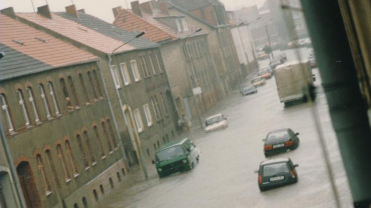 Die berschwemmte Schillerstra§e in Pritzwalk, aufgenommen am 12. Juni 1993. Foto: Kathrin Maa§
