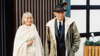 Hans Held mit seiner Frau Erika besuchte im Mai 1994 zum letzten Mal den großelterlichen Hof Thiemann (Diekbreder) in Bissendorf-Hiddinghausen. Er starb im Jahr darauf. 