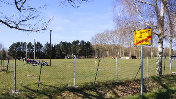 Das ist die Heimstätte der Fußballer vom SV 1932 Klein Belitz. Die Flutlichtanlage ist in die Jahre gekommen und soll nun erneuert werden.