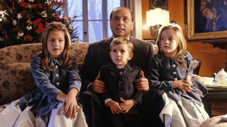 Ministerpräsident Silvio Berlusconi Italien mit seinen Kindern Barbara li Luigi und Eleonora