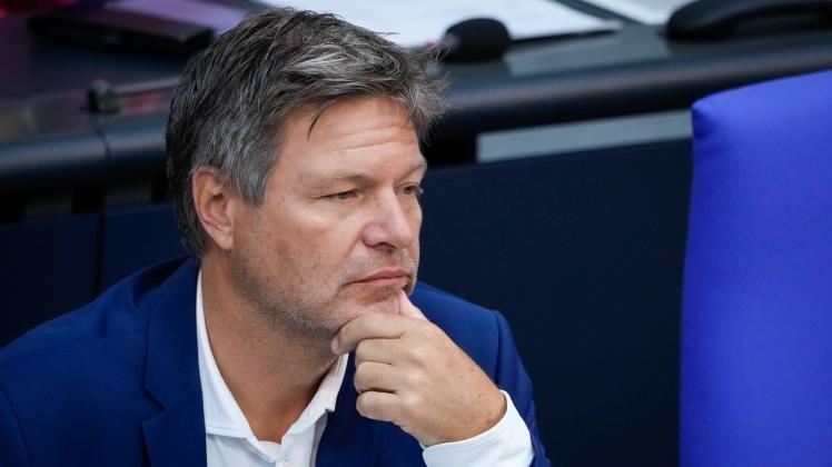 Deutscher Bundestag, 109. Plenarsitzung Wirtschafts- und Klimaminister Robert Habeck (Gruene) im Portrait auf der Regier