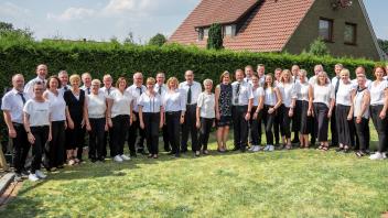 Der Schützenthron 2023 in Esterwegen mit (v. l.) Halko und Martina Schipper, Wilfried und Elisabeth Vogel, Andreas und Sigried Stricker, Willi und Waltraut Brechters, Karl-Heinz und Karin Breyer, Ulli und Karin Brake, Willi und Brigitte Middendorf, Theo und Maria Breer, Königspaar Petra und Reiner Albers, Dirk und Julia Albers, Jan Hendrik Pohlabeln und Juliane Albers, Heinz und Anita Otten, Markus und Kerstin Wraga, Jacobus und Maria Braak, Theo und Andrea Jansen, Heinz und Silvia Brake, Willi und Anette Böhmer sowie Hermann Dinklage und Elisabeth Düttmann.