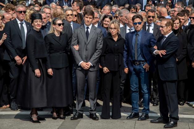 Die Familienmitglieder von Silvio Berlusconi (von links): die Töchter Eleonora und Barbara, Sohn Luigi, Tochter Marina, Sohn Pier Silvio und Bruder Paolo trauern beim Staatsbegräbnis vor dem Mailänder Dom.