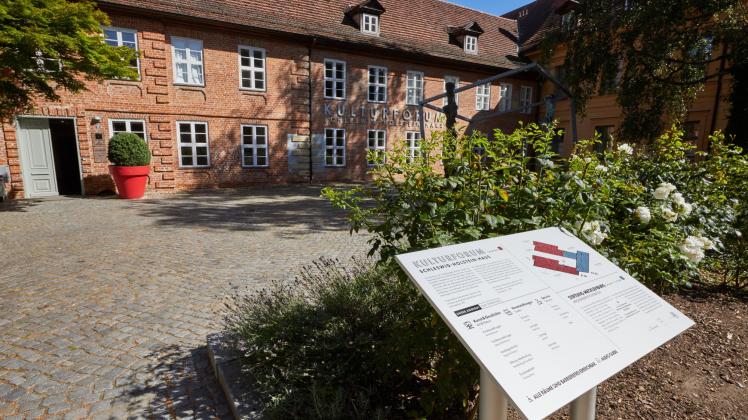 Die Sonderausstellungen zum 50. Jahrestag der Gründung der Stiftung Mecklenburg werden im städtischen Kulturforum Schleswig-Holstein-Haus gezeigt. 