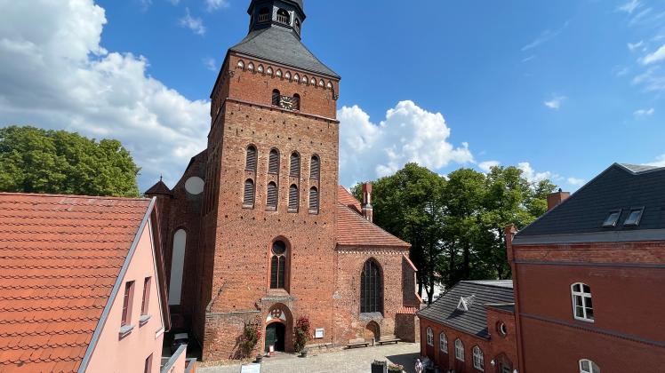 Von außen schön anzusehen und innen auch. Am 16. Juni gibt es dazu noch Musik in der Sternberger Kirche. 