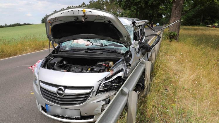 Horror-Unfall bei Lohmen: Landwirtschaftliche Maschine schlitzt Pkw bei Kollision auf – Autofahrer stirbt – scharfkantige Kreisel bohren sich in Fahrerseite 