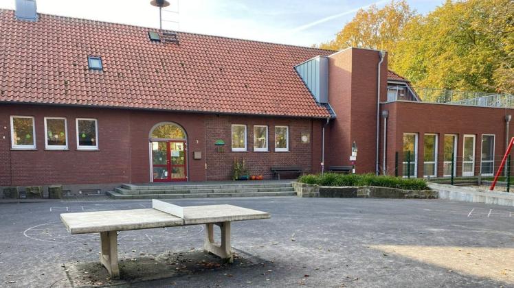 Die Grundschule in Clusorth-Bramhar muss abgerissen werden. Rechts angrenzend die Kita „Lütke Lüe“.