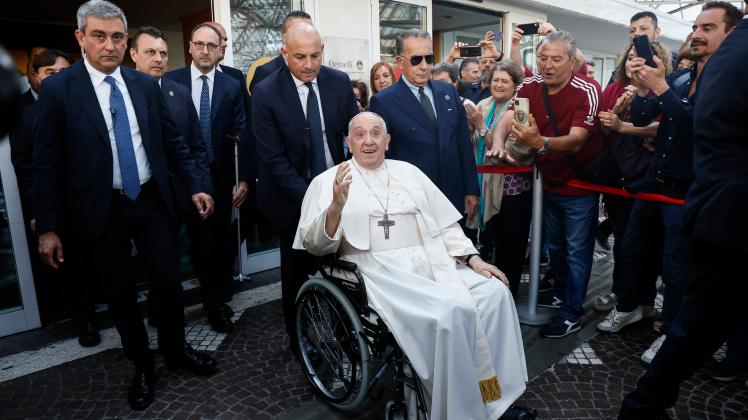 Papst verlässt Krankenhaus nach Operation