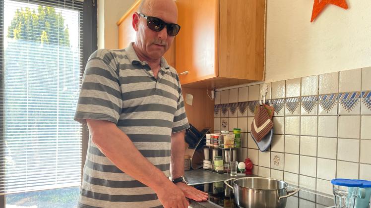 Überall lauern Gefahren in der Wohnung: Mittlerweile kommt der Meller Michael Gutschmidt jedoch gut im Haushalt  zurecht. Nach zwei Augeninfarkten ist der 62-Jährige fast vollständig erblindet.