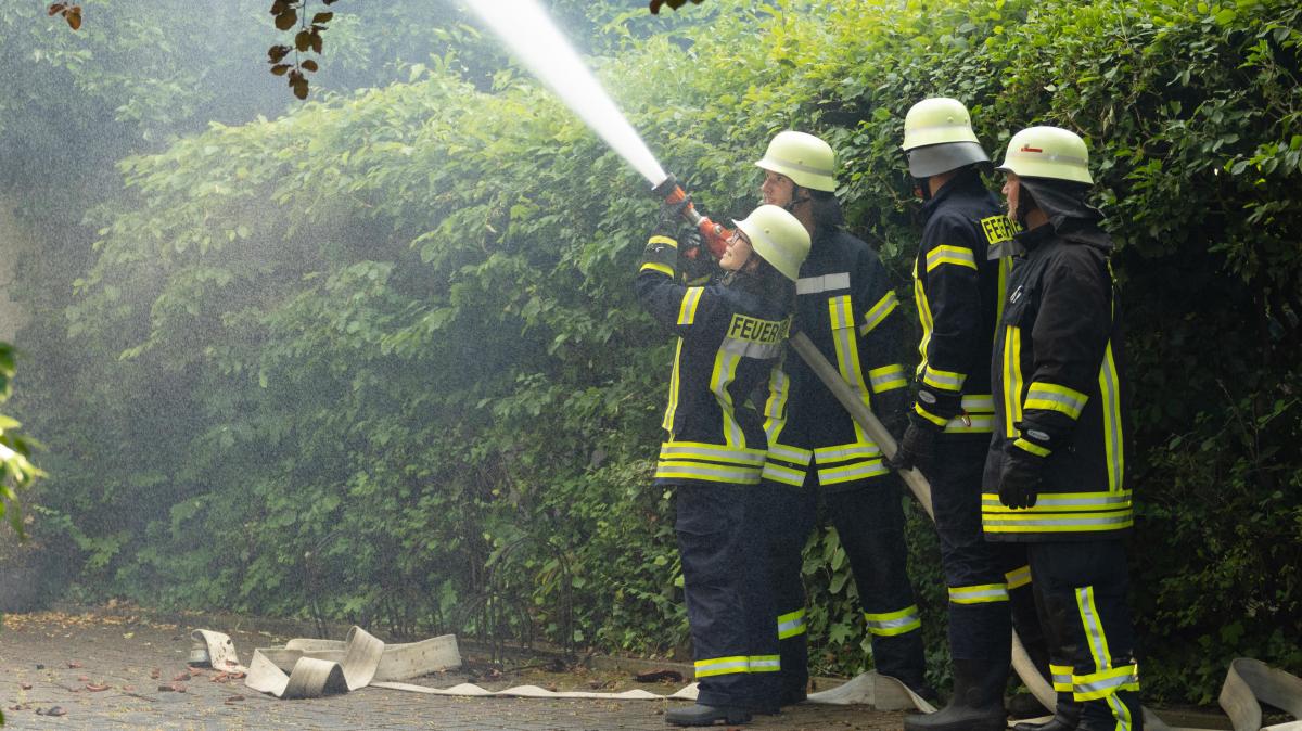 C-Schlauch der Feuerwehr mit einem Strahlrohr. C-hose of the fire