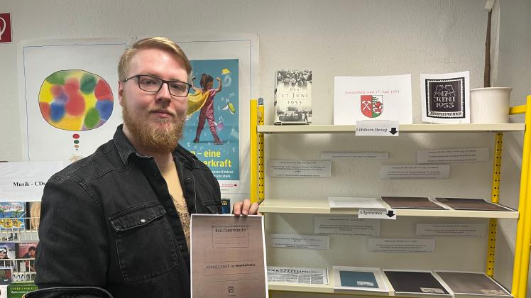 Phillip Melzer hält das Ergebnis seiner mehrmonatigen Recherche zu den Ereignissen am 17. Juni 1953 in Lübtheen in den Händen. Gerne teilt er seine Erkenntnisse mit Interessierten. 